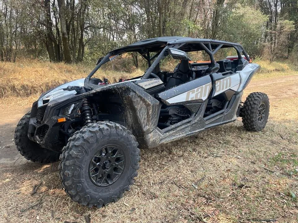 Vehículo SXS con lodo después de una ruta